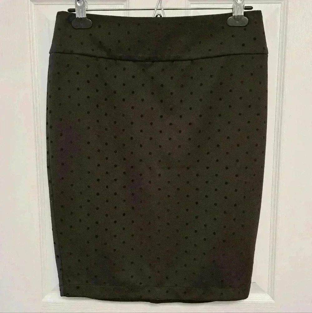 ❤️ Maurices Black Polka-dot Knit Skirt Size Medium Workwear Office Stretch